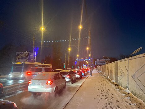 Жители Энгельса встретили утро в пробках у саратовского моста