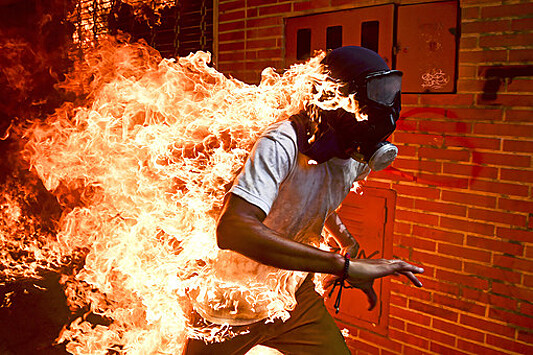 Автор снимка с горящим венесуэльцем стал лауреатом World Press Photo
