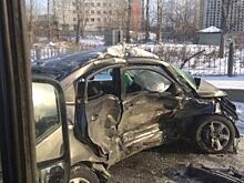 На Октябрьской набережной столкнулись две иномарки: двое пострадавших