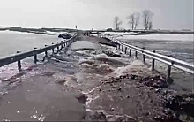 В Новосибирской области река Карасук затопила временный мост в посёлке Базово