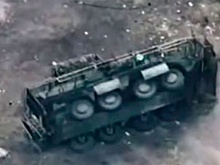 Перевернувшийся украинский БТР-4Е поразили российским дроном-камикадзе