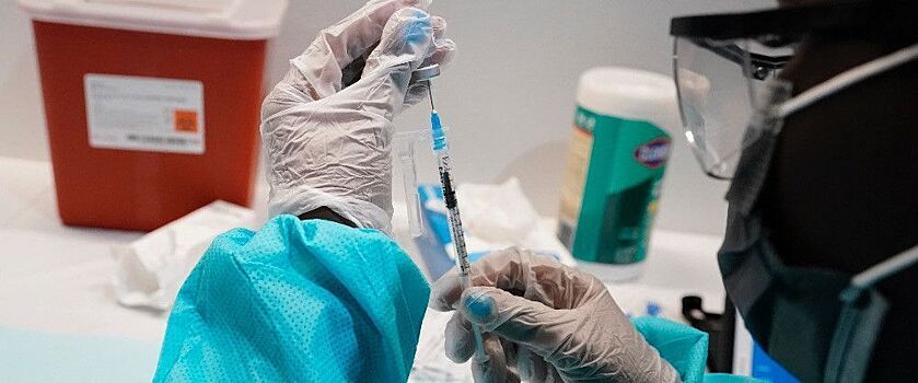 Больше 75% взрослых британцев полностью привились от коронавируса