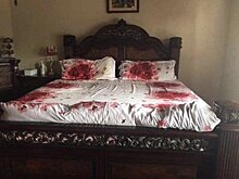 Постельное белье с похожими на пятна крови розами ужаснуло пользователей соцсетей