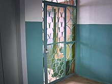 На улице Кижеватова жителей дома заставили освободить подъезды