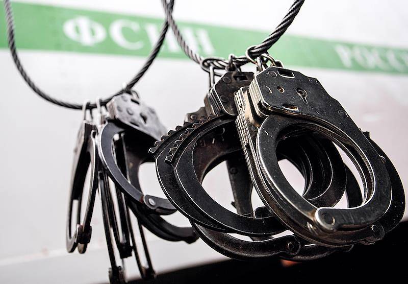 Тушившие окурки о пятилетнего сына россияне попали под арест