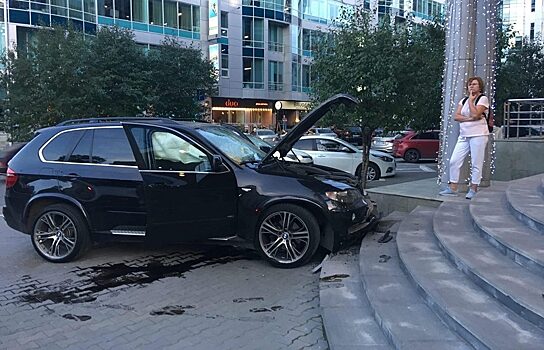 В Екатеринбурге водитель BMW въехал в крыльцо «Золотого яблока»