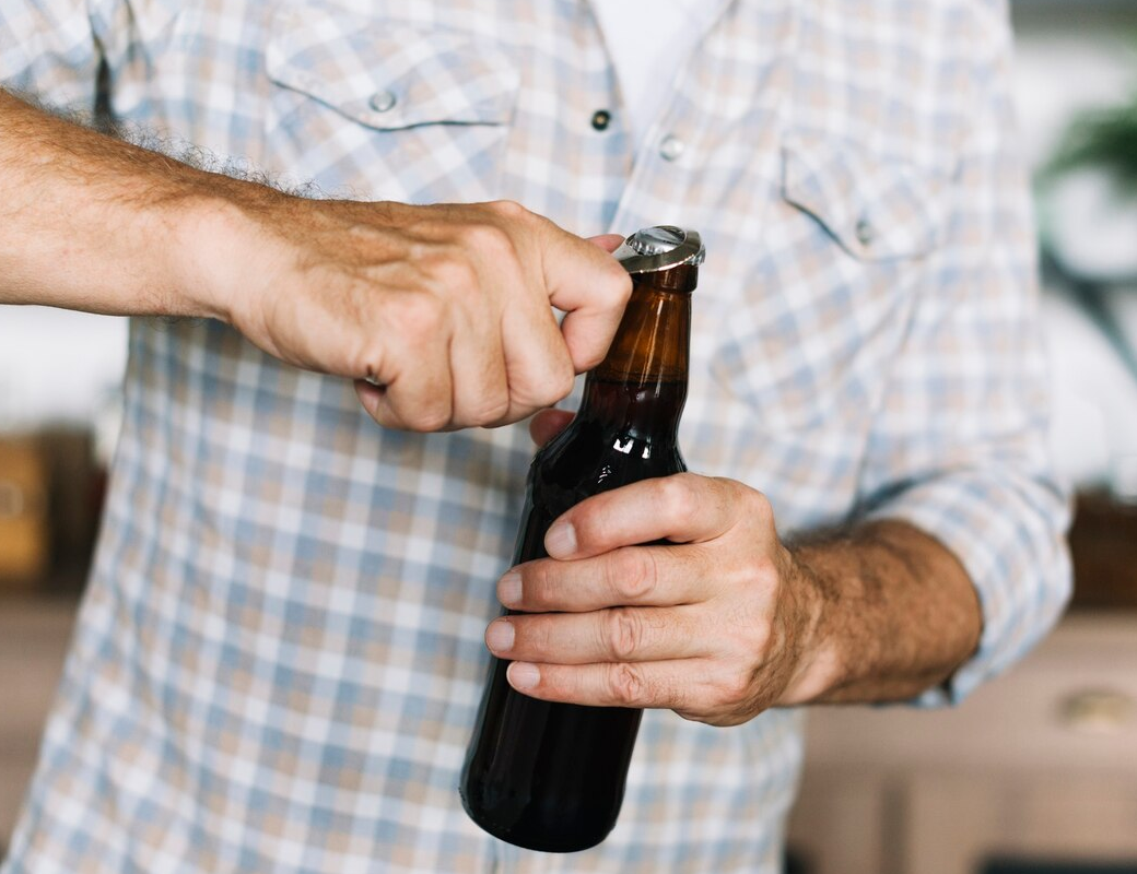 Ученые определили природу хлопка при открывании пива