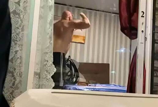 Полуголый турист в Таиланде начал кидаться с ножом на путешественников в отелях