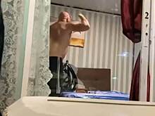 Полуголый турист в Таиланде начал кидаться с ножом на путешественников в отелях