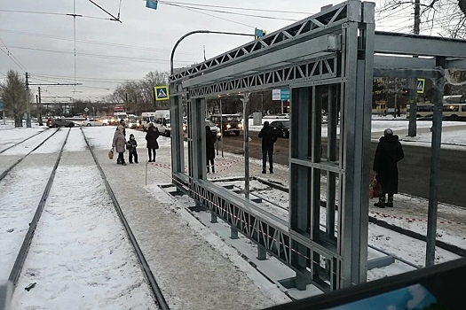 В Челябинске новую остановку поставили задом наперед