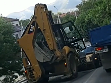 Экскаватор раздавил ковшом легковушку в Новороссийске