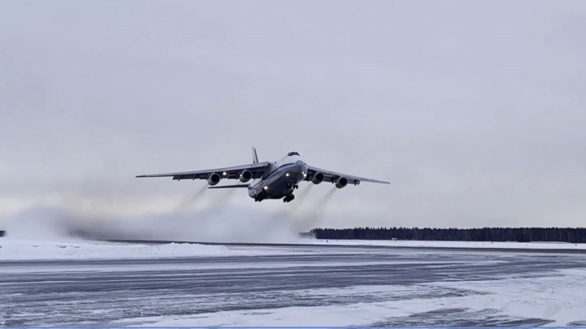 Пассажирский самолет Ан-74 повредил шасси в аэропорту Красноярска