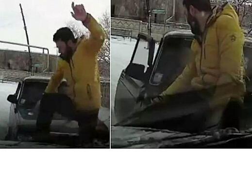 Автомобилист успел спастись и запрыгнуть на капот неуправляемого автомобиля