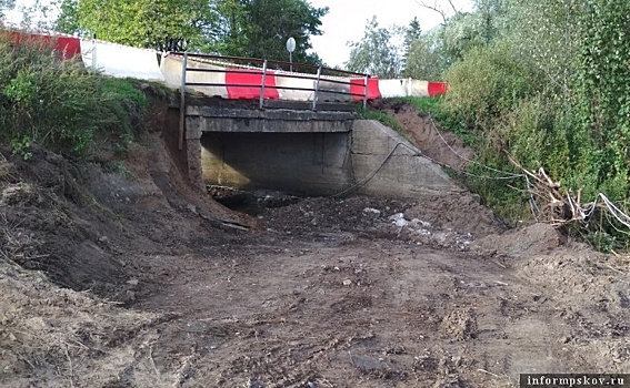 В деревне Ублиска Бежаницкого района капитально ремонтируют мост