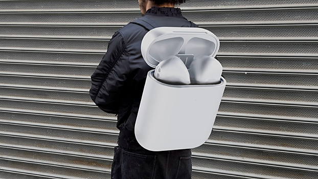 В Нью-Йорке представили рюкзак в виде гигантских наушников AirPods