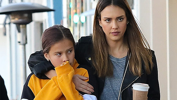 Классическое комбо: Джессика Альба в джинсах и кожаной куртке на прогулке с дочерью