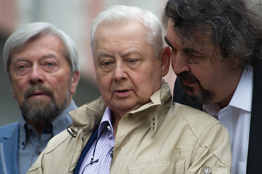 Композитор и театральный деятель Василий Немирович-Данченко, художественный руководитель МХТ имени Чехова Олег Табаков и артист Игорь Золотовицкий (слева направо) во время открытия памятника основателям Московского Художественного театра Константину Сергеевичу Станиславскому и Владимиру Ивановичу Немировичу-Данченко, 2014 год