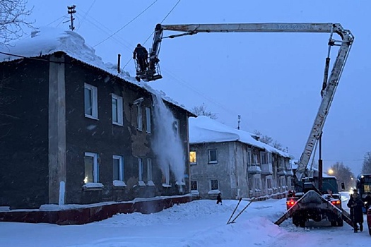Скопившийся снег стал причиной частичного обрушения крыши жилого дома в Кемерове