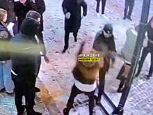 Неизвестные избили и ограбили девушку после отказа познакомиться