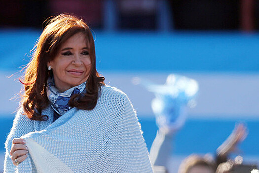 Бывшая вице-президент Аргентины Киршнер показала средний палец сторонникам Милея