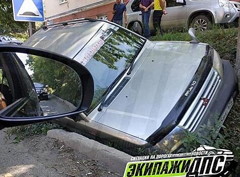 Автомобиль съехал в кювет во время движения во Владивостоке