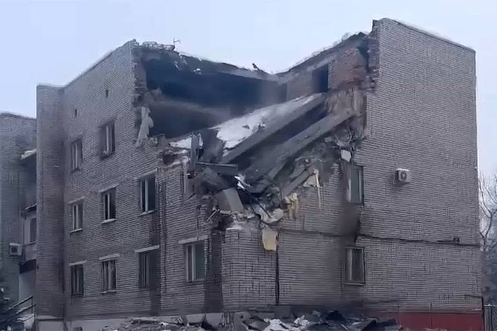 На месте взрыва в военной комендатуре под Петербургом нашли тела