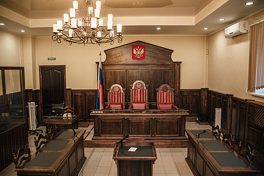 Работница кузбасской мэрии ради наживы пугала женщину лишением детей