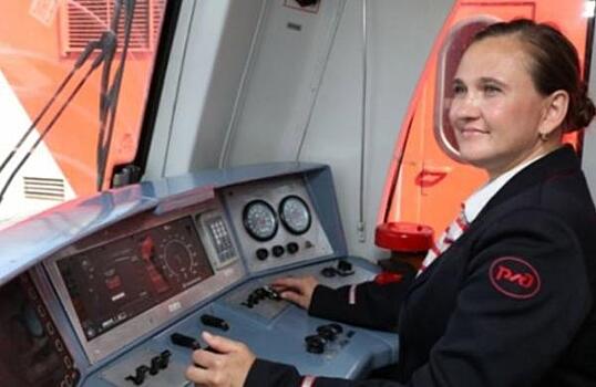 Первая в РФ женщина-машинист получила допуск к управлению поездами дальнего следования