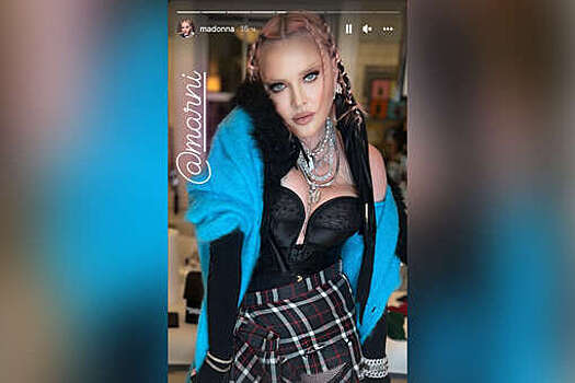 64-летняя Мадонна в корсете и мини-юбке пришла на показ Недели моды в Нью-Йорке