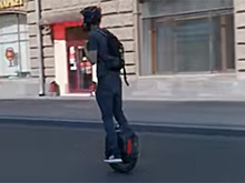 Москвич проехал на моноколесе по оживленному проспекту и попал на видео