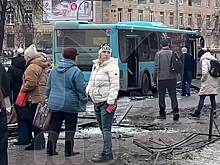 В Петербурге пассажирский автобус на полной скорости снес остановку с людьми