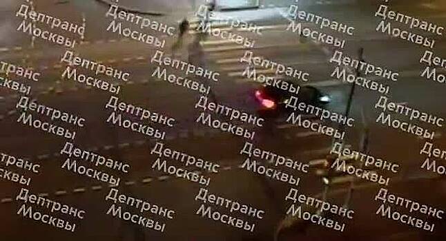 В Москве грузовик насмерть сбил человека на зебре и попал на видео