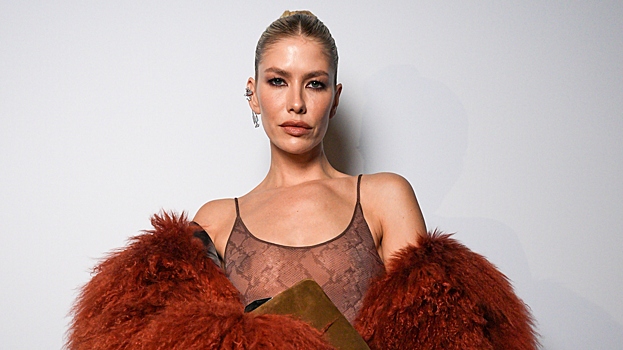 Модель Елена Перминова снялась в платье с разрезом до бедра