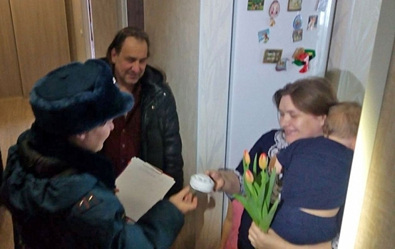 Многодетным мамам Екатеринбурга на 8 Марта подарили пожарные сигнализации