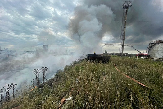 В Башкирии загорелась мазутная яма на площади 300 квадратных метров