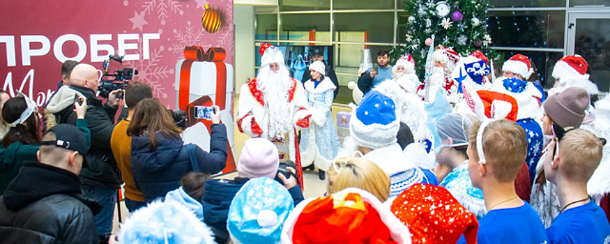 Депутат Госдумы Александр Толмачев посетил Щелково в образе Деда Мороза