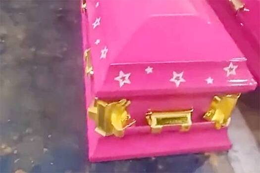 Розовые гробы в стиле Барби стали популярны у клиентов ритуальных агентств