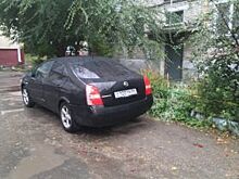 Жители Кургана проучили водителя, перекрывшего вход к подъезду