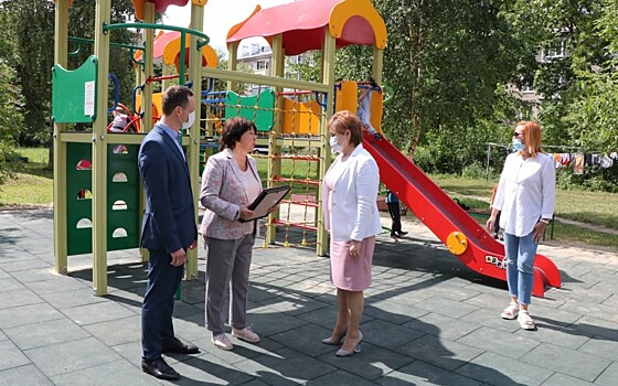 Сорокина осмотрела две новые детские площадки в Рязани