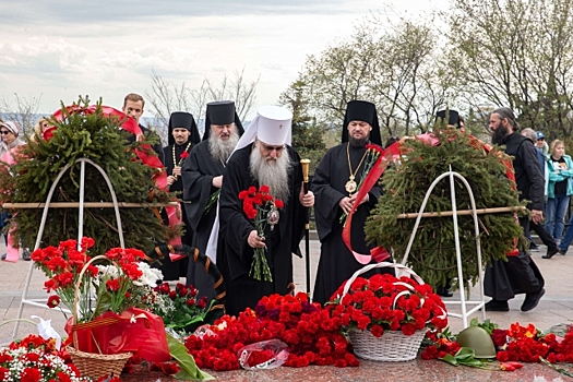 Священники в Ульяновске возложили цветы к мемориалу Вечной славы