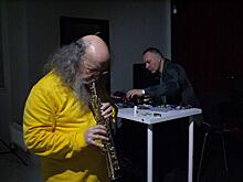 Легендарный саксофонист Сергей Летов выступил в галерее «Граунд Ходынка»