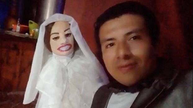 Мужчина сыграл свадьбу с тряпичной куклой