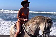 Возлюбленная Тимати в бикини прокатилась на лошади