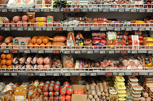 Росконтроль выявил, что производители краковской колбасы сильно сэкономили на мясе