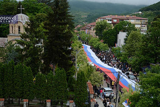 Протестующие в Косово сербы развернули на митинге в Звечане 250-метровый национальный флаг