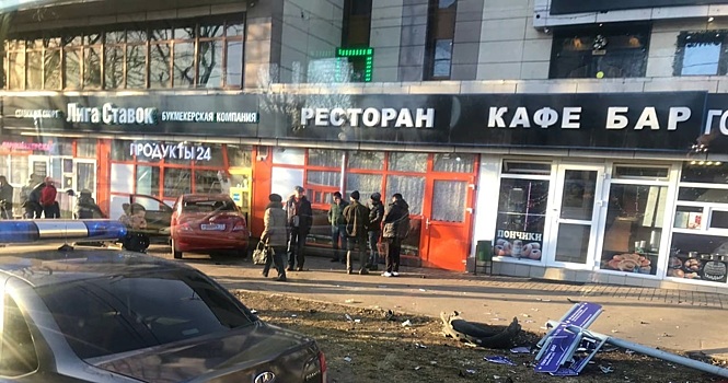 Автомобиль протаранил магазин в Москве