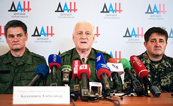 Генерал-майор вооруженных сил Украины (ВСУ) Александр Коломиец (в центре), занимавший должность помощника министра обороны Украины