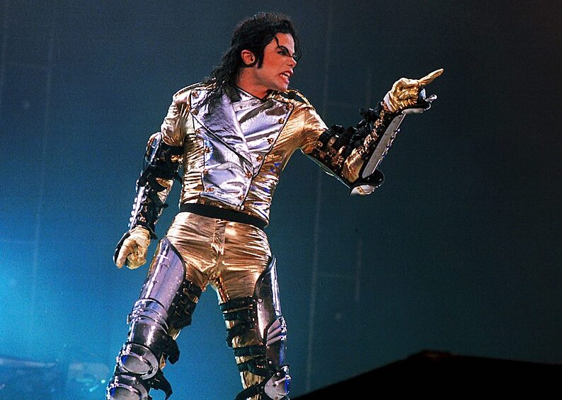 За 2020 год Майкл Джексон заработал $48 млн. Такой доход ему принес его каталог с мелодиями известных музыкантов и долгосрочная сделка с Sony.