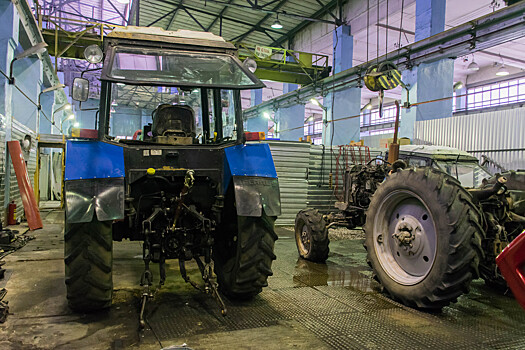 В Саратовской области работник получил травму глаза во время ремонта трактора