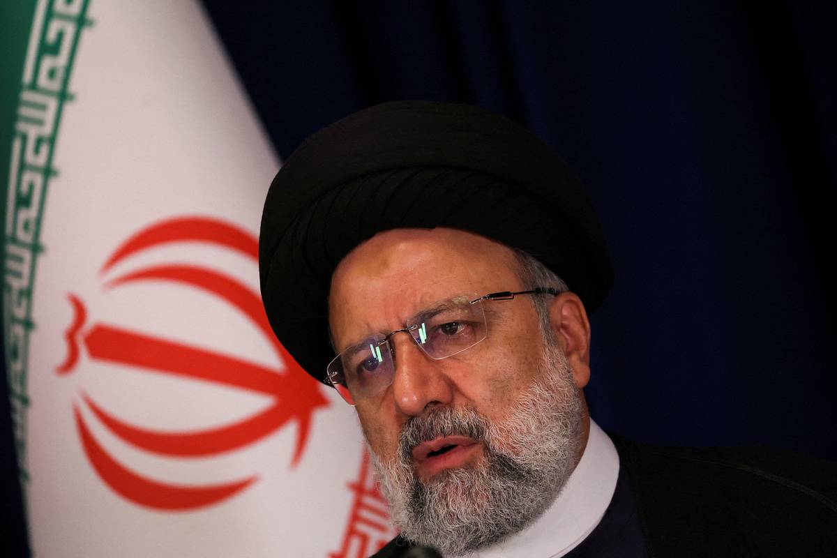 Стало известно состояние президента Ирана после жесткой посадки вертолета